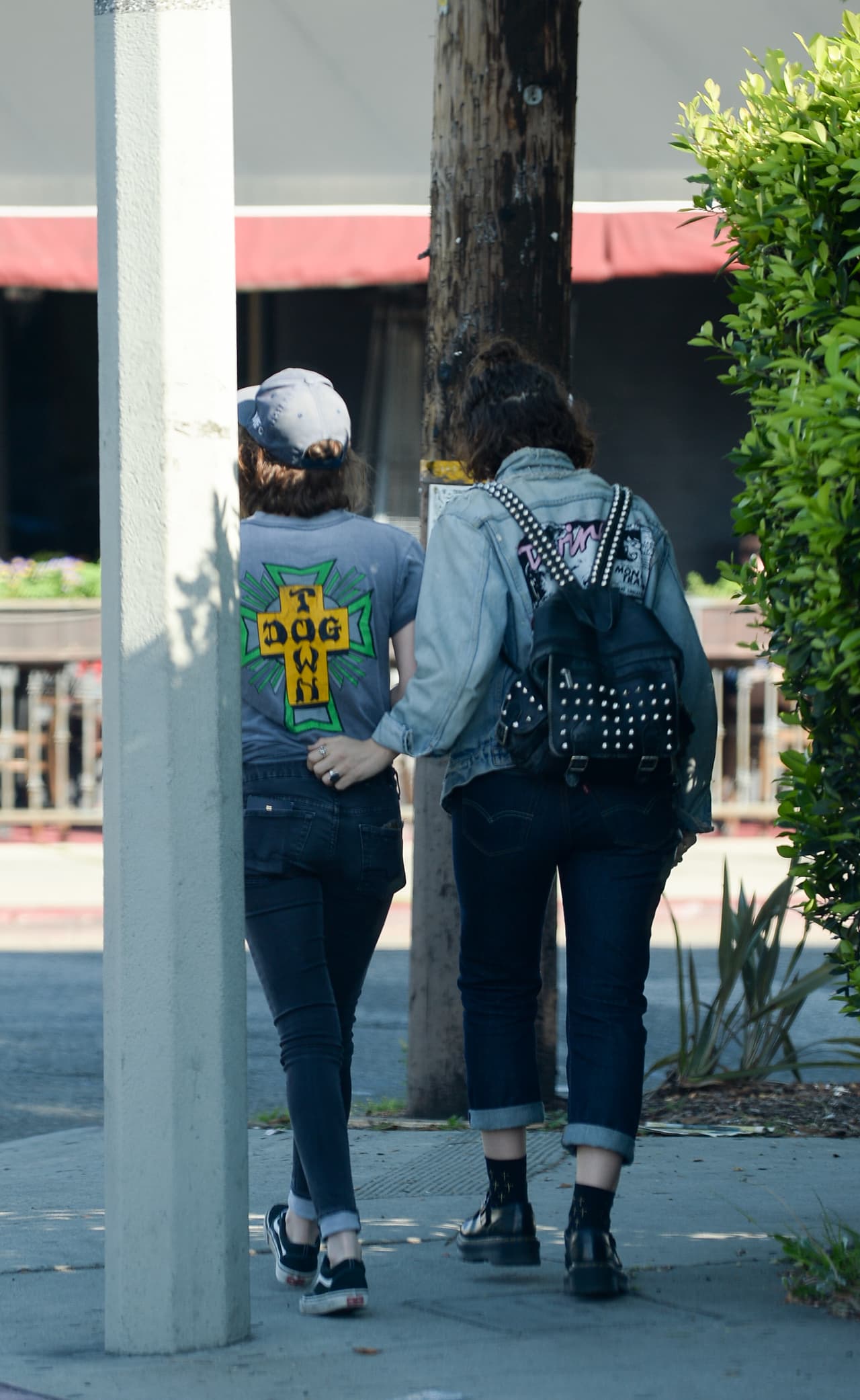 También le tomaba la cintura por detrás.