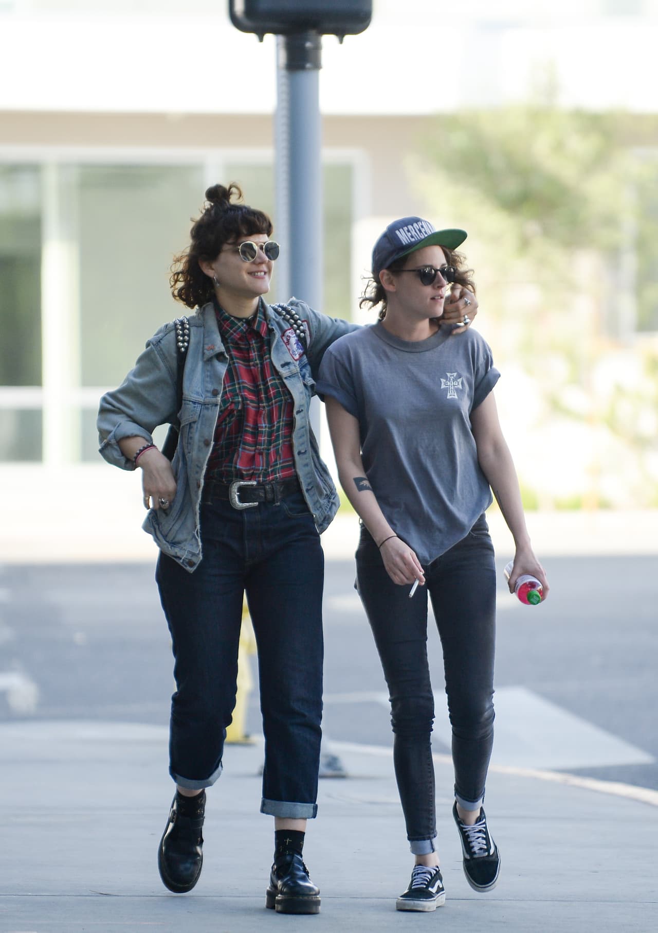 Y su lenguaje corporal indicaba que había algo más que amistad.