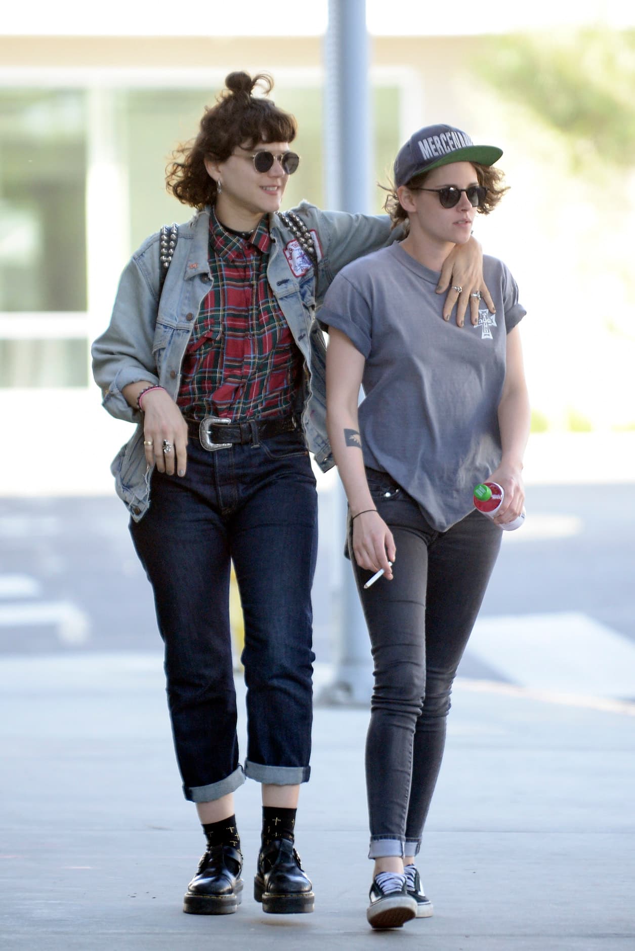 La chica se la pasó rodeando a Kristen con su brazo.