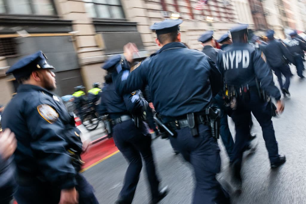 Las autoridades desplegaron más de 200 agentes para supervisar la manifestación, incluyendo unidades en bicicleta que siguieron el recorrido por las calles Duane, George y Broadway.