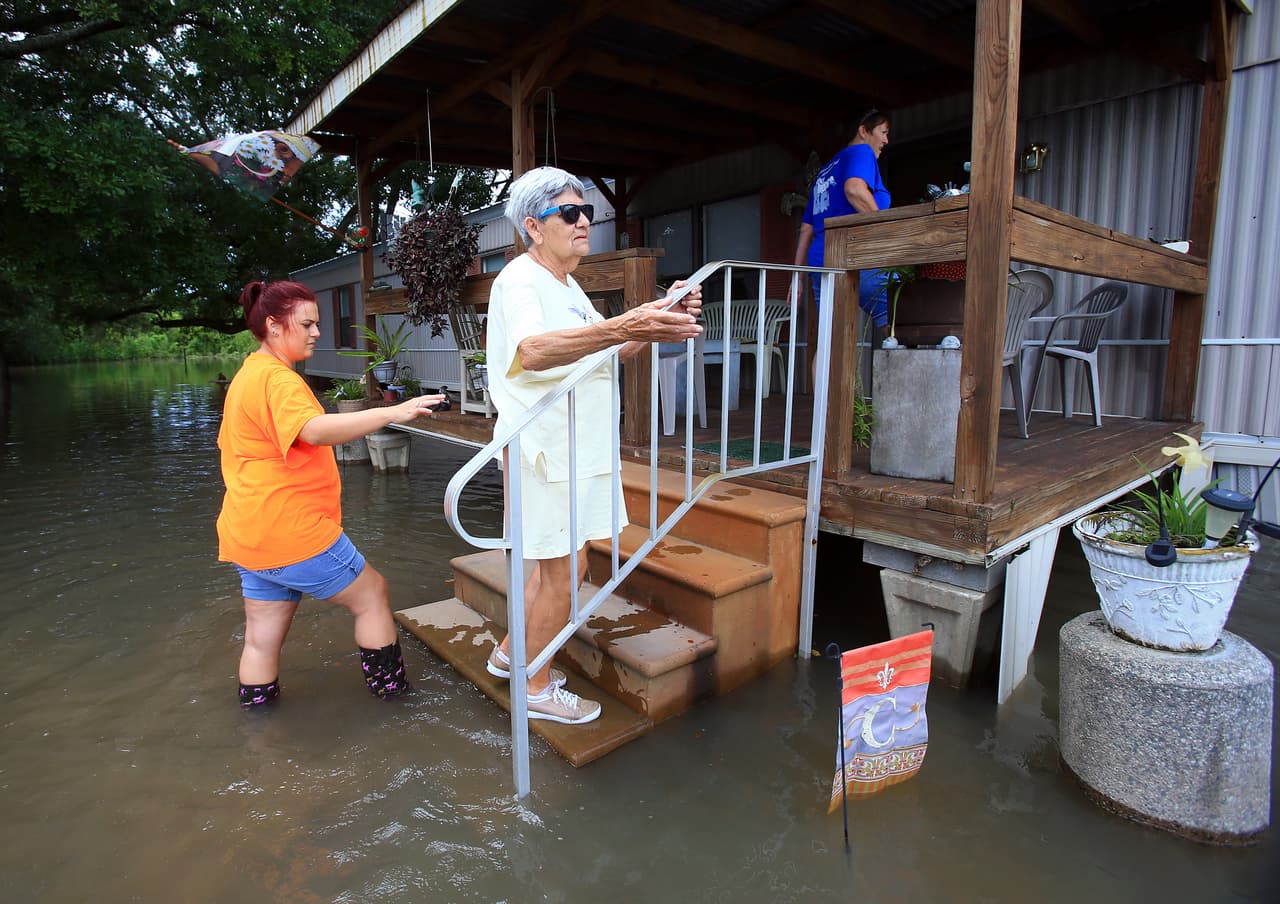 Algunos habitantes de Abbeville regresan a casa de los refugios, luego que pasaron las lluvias y comienza a bajar el nivel del agua.