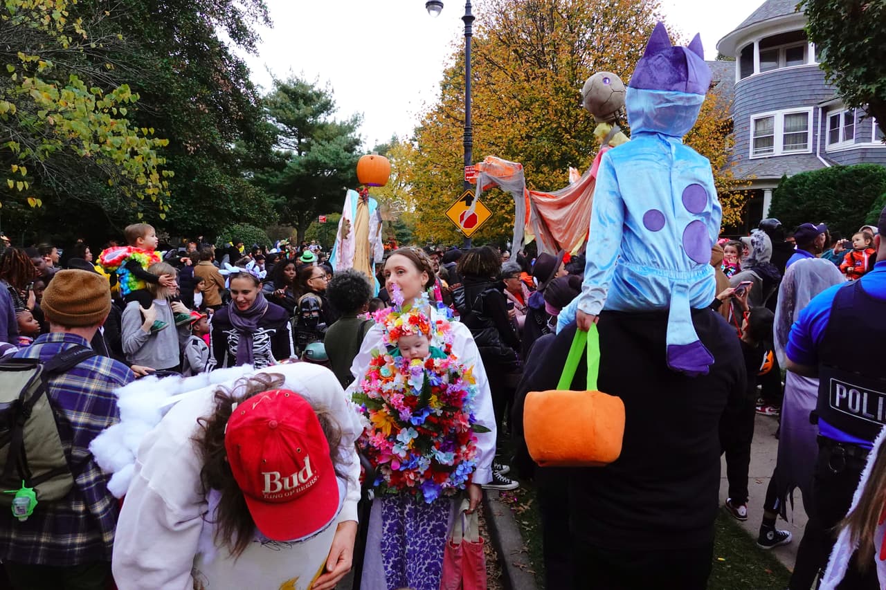 Nunca se acerquen a alguien ofreciendo dulces en un vehículo. Nunca entren a las casas de las personas que ofrecen dulces. Nunca dejen a ningún niño solo atrás, caminen siempre juntos o en grupo.