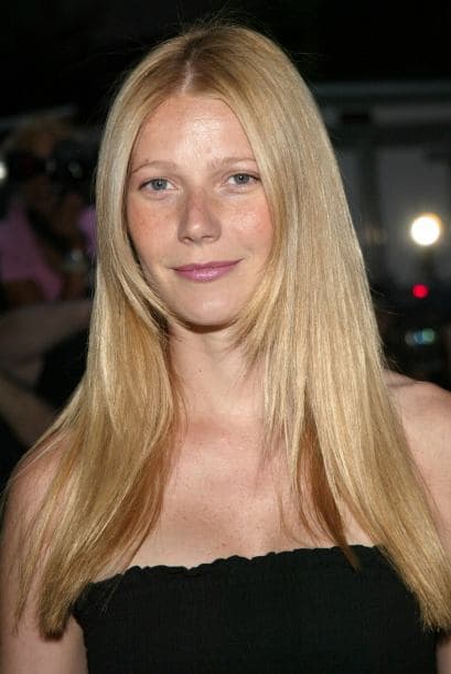 Más escalofriante que su faceta 'gótica' es su faceta 'cara lavada' con la que sí nos viene sacando un sustito por parecer muerta viviente. Ojalá que con su etapa como rostro de Max Factor la actriz salga más maquilladita.