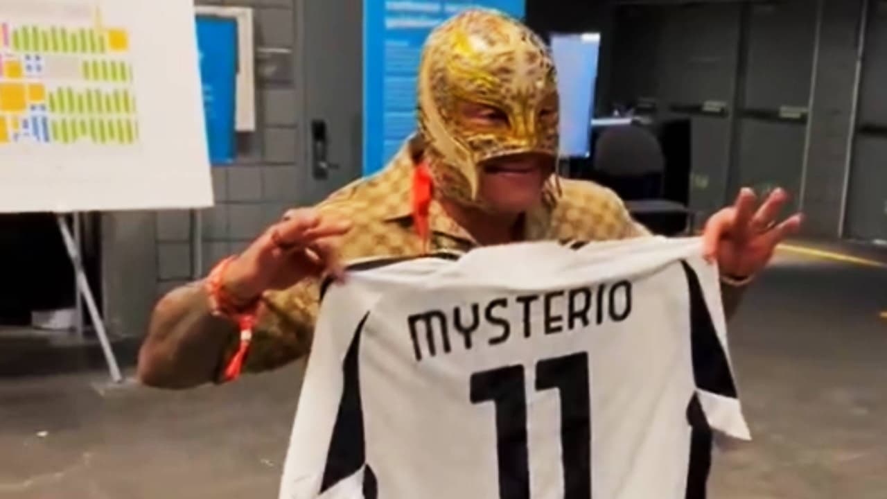 Soprenden a Rey Mysterio con playera personalizada de un club italiano