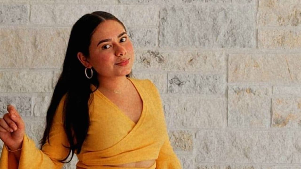 Familiares y amigos describieron a 
<b><a href="https://www.univision.com/local/houston-kxln/anggy-diaz-funeral-asesinato-houston-condado-waller-texas?890?0090" target="_blank">Anggy Díaz</a></b> como una joven alegre y feliz, trabajaba en un supermercado donde conoció a Dicus.