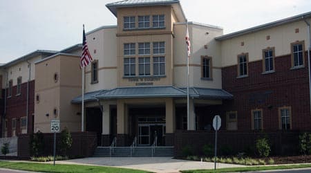 <b>Town 'N Country Regional Public Library</b> comenzó a operar en 1969 y se mudó a su actual ubicación en la primavera de 1975, en el 7606 de Paula Drive. 
<br>
<br>Ofrece materiales de consulta y grandes ofertas en libros usados en buen estado cuyas ganacias benefician a la biblioteca.
<br>
<br>Su horario de 
<a href="https://www.facebook.com/TownNCountryRegionalLibrary/ " target="_blank">servicios</a> es de martes a sábado de 10 de la mañana a 6 de la tarde. Su teléfono es el 813-273-3652.
<br>