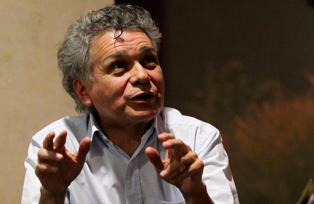 BOG201. BOGOTÁ (COLOMBIA), 06/12/2012.- El embajador de Guatemala designado en misión especial para la Reforma de Drogas ante la Organización de Estados Americanos (OEA), Édgar Gutiérrez, habla durante una entrevista con Efe este martes, 4 de diciembre de 2012, en Bogotá (Colombia). Gutiérrez reconoció que sin una reforma de la política global antinarcóticos su país "tiene muy complicado" superar el grave problema que afronta. EFE/Leonardo Muñoz