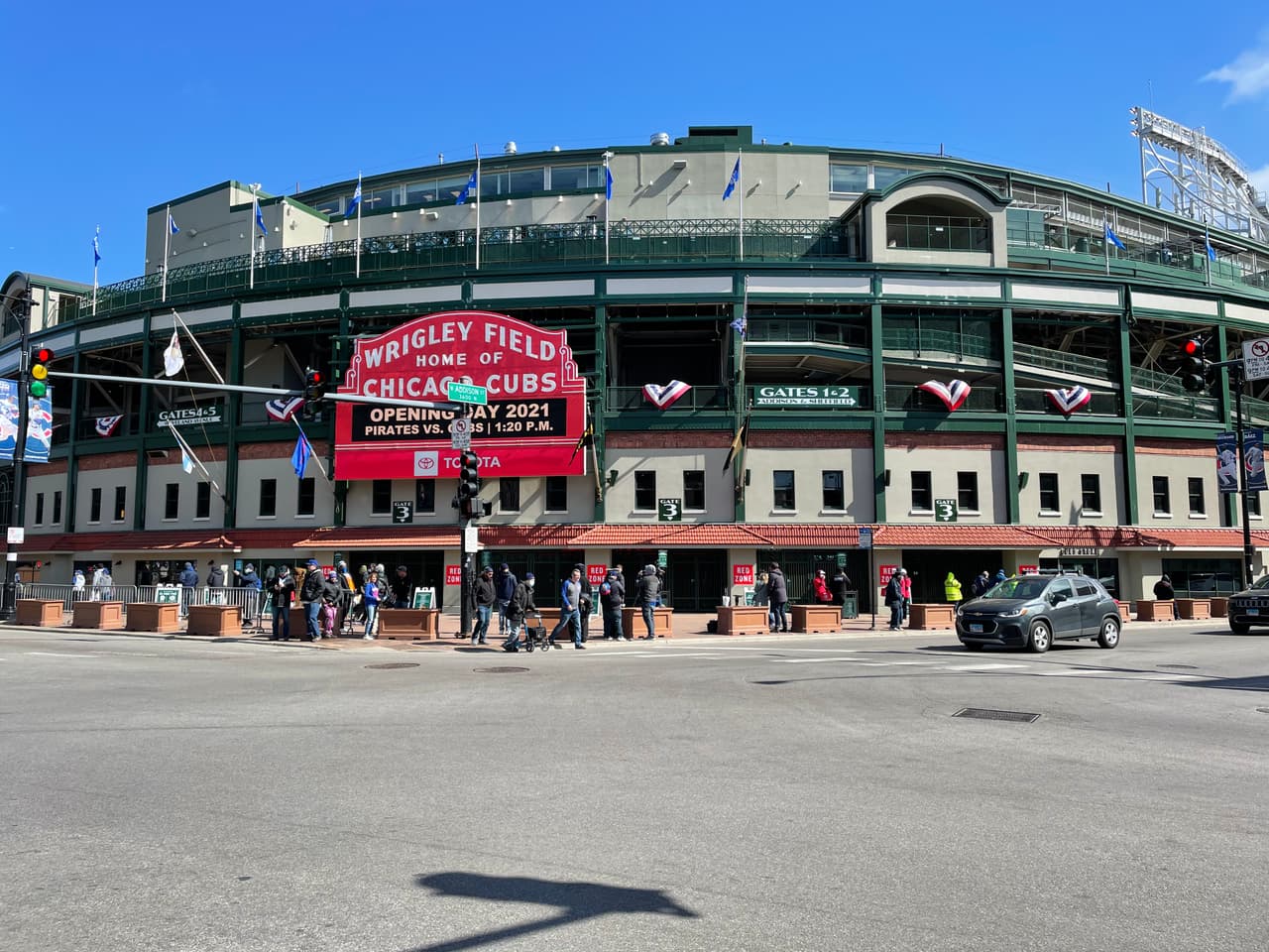 Los Cachorros de Chicago están dando la bienvenida a los fanáticos por primera vez desde 2019 debido a la pandemia de covid-19, que la temporada pasada resultó en una temporada solo de 60 juegos sin espectadores.