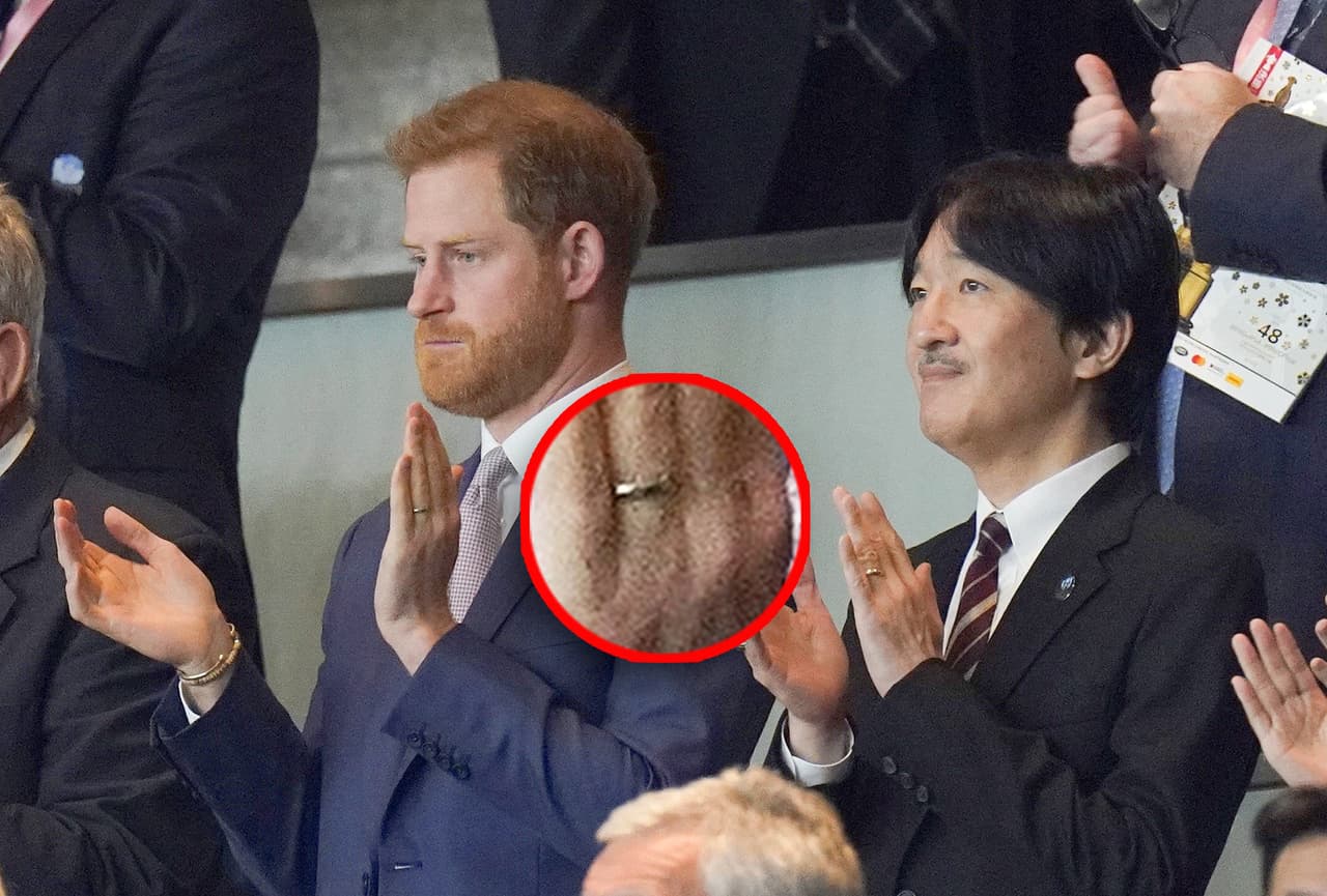 Entonces, el duque de Sussex señaló su anillo de bodas y de inmediato dijo: 
<b><a href="https://www.univision.com/famosos/en-su-cumpleanos-35-el-principe-harry-es-reconocido-por-meghan-markle-como-el-mejor-en-todo-fotos" target="_blank">"¡Estoy casado!"</a></b>.