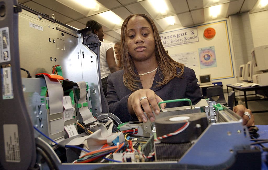 <b>Resultados de primera ronda</b>
<br>Los resultados de los solicitantes en línea se publicarán en las cuentasen línea. Los resultados de los solicitantes en papel se enviarán por correo a la dirección principal en la solicitud, así como se publicarán en unacuenta en línea que se abrirá en nombre de la familia. Las familias tendrán aproximadamente dos semanas para aceptar o rechazar ofertas.
<br>