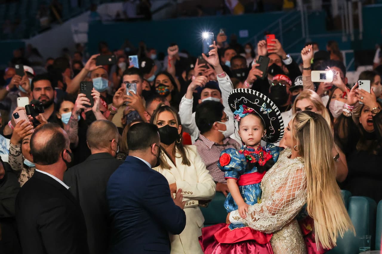 Los primeros episodios, el mexicano castigaba ligeramente a Yildirim. Canelo mandó a la lona al turco en el tercer asalto con un tremendo jab de derecha. Yildirim se levantó, pero ya no salió al cuarto asalto. Fue así como Canelo retuvo los cetros de peso supermediano del CMB y AMB.