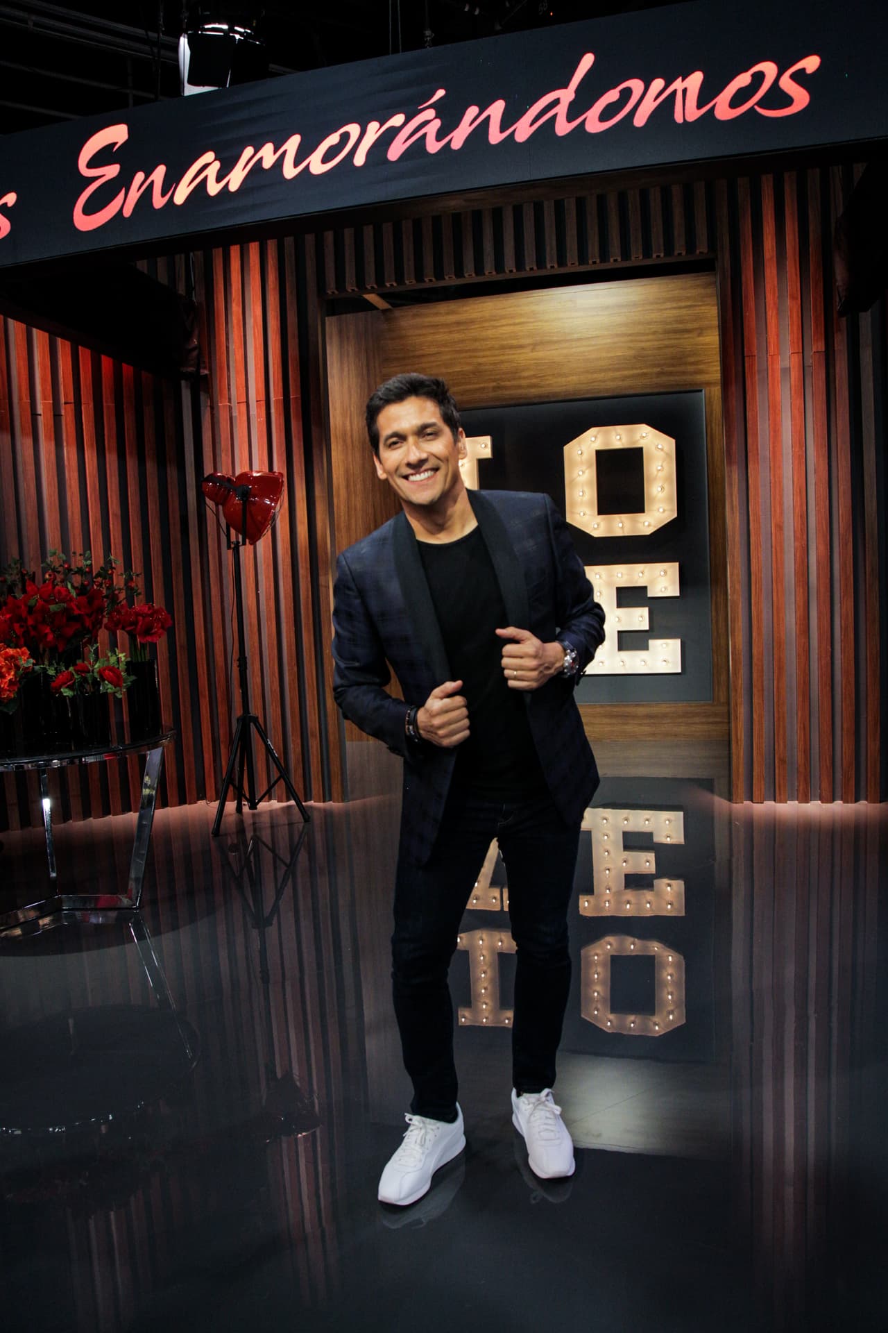 Con su particular sentido del humor, Rafa se alistó para presentar cada rincón del estudio.