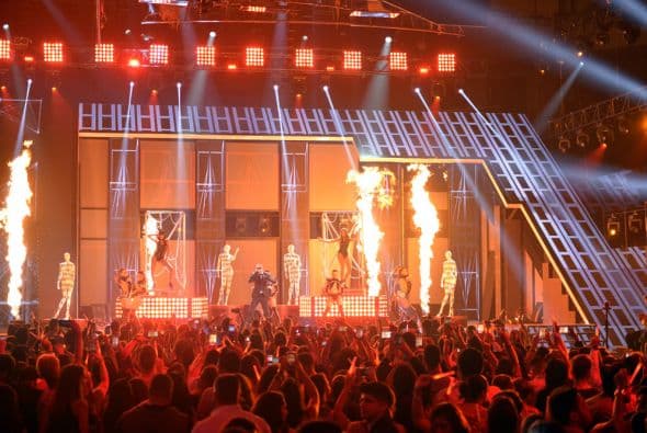 Y llenó de fuego el escenario.