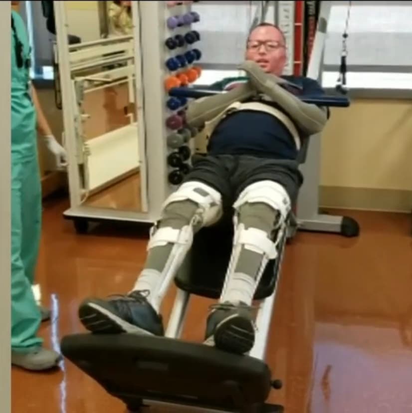 Fue allí donde tuvo que adaptarse física y psicológicamente a los nuevos retos que su vida le ponía por delante. Con mucho ahínco y voluntad
<b> fue sometido a más de 20 <a href="https://www.univision.com/temas/cirugia">cirugías </a>y cientos de horas de terapia física y tratamientos para la piel. </b>“Era un dolor inimaginable”, recuerda Hernández. 
<br>