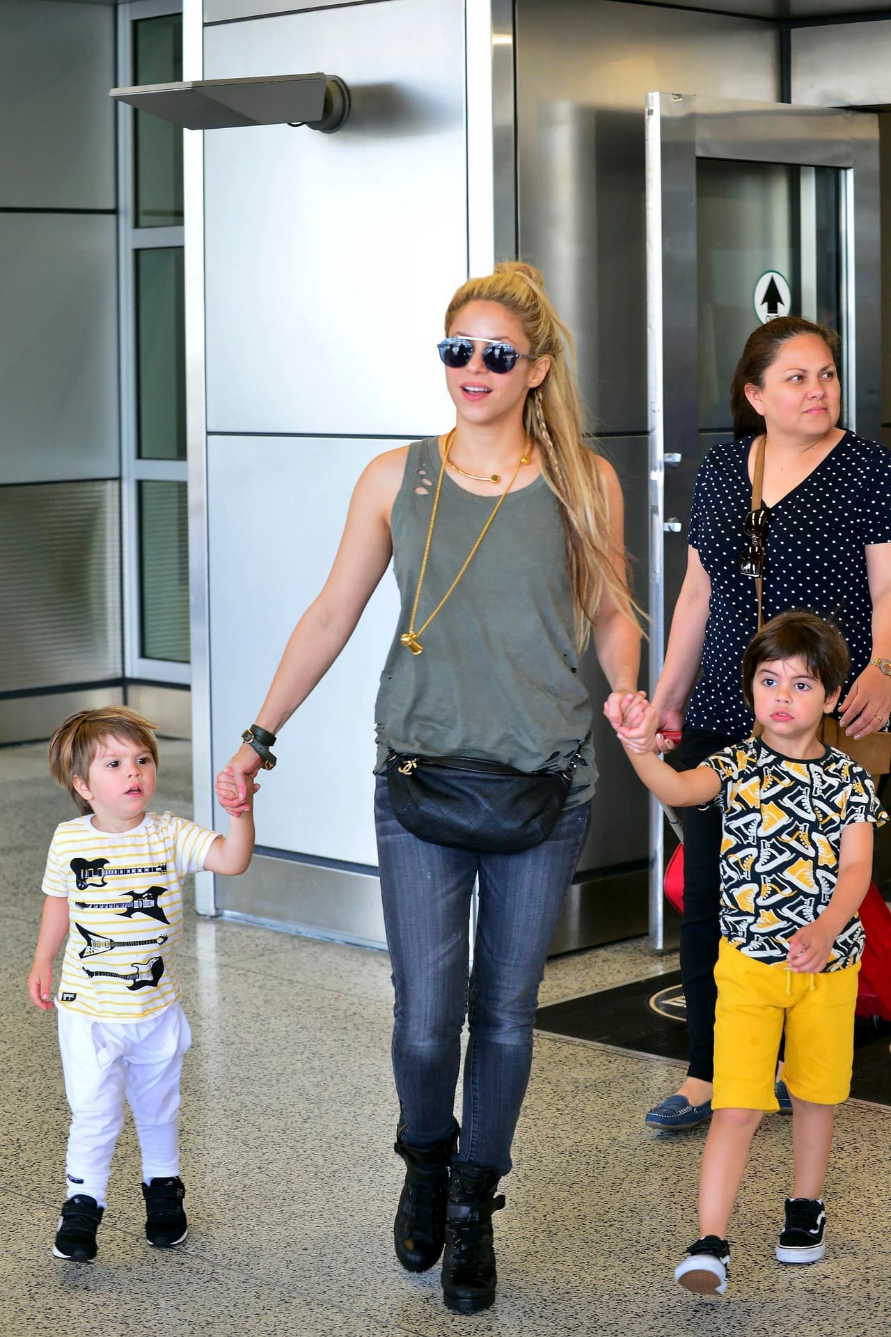 En la misma época victoriana, en España las mujeres del campo hacían uso de las faltriqueras, prendas de tela, terciopelo o paño que eran puestos bajo la ropa para llevar lo necesario durante un día de paseo.