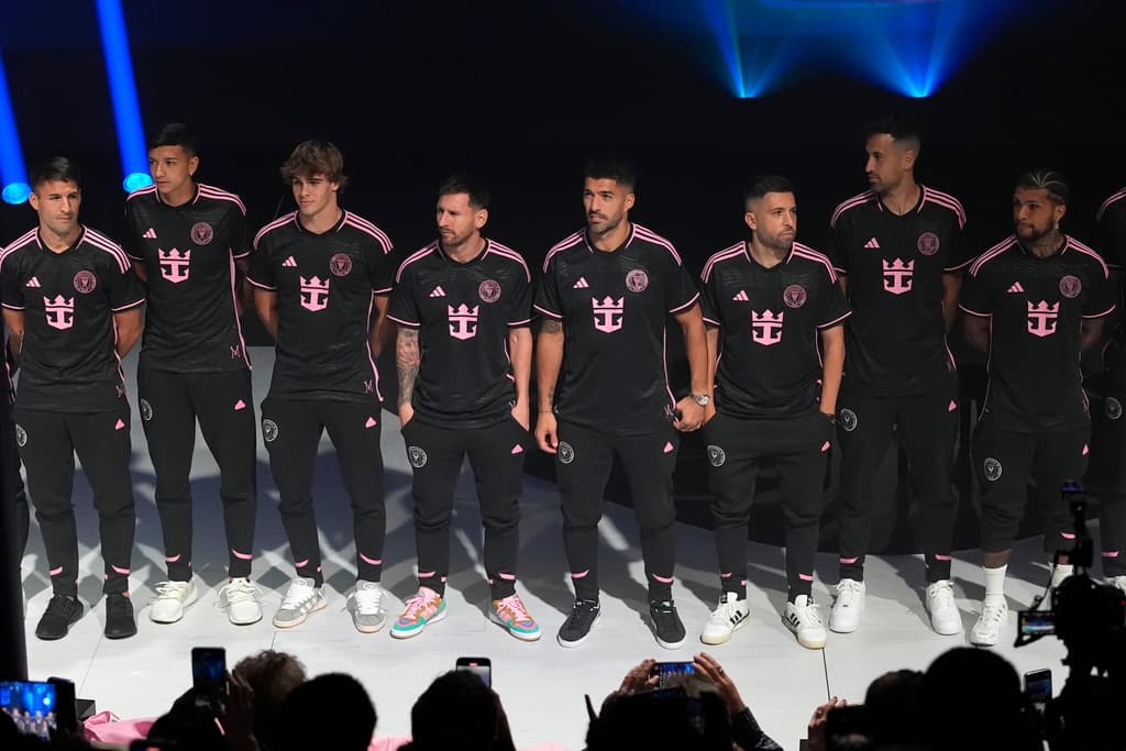 Messi fue la figura principal en la ceremonia. Colocó un balón de fútbol en un escenario para dar inicio a la ruptura tradicional de una botella de champaña contra la proa del navío —algo que supuestamente le da buena suerte a la embarcación y a sus pasajeros.
<br>