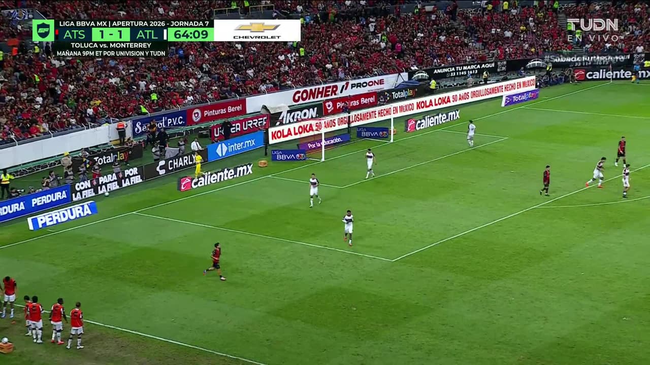 ¡CERCA! Florián Monzón disparó que se estrella en el poste.