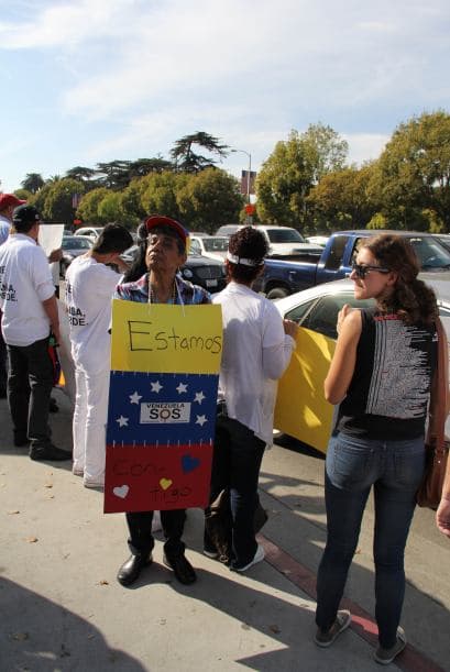 Pese a las distancias y tráfico característico de Los Ángeles, cientos de Venezolanos se unieron a la campaña mundial #SOSVenezuela para apoyar a todo el pueblo venezolano tras 10 días de protestas continuas en dicho país. A la manifestación se unieron guatemaltecos, peruanos, brasileños, libaneses, americanos y muchas otras nacionalidades que hacen vida en la Cosmopolita ciudad del oeste del país. Consignas, cantos y la familiaridad característica venezolana recibieron apoyo de los transeúntes en los alrededores del edificio Federal ubicado en la avenida Wilshire.