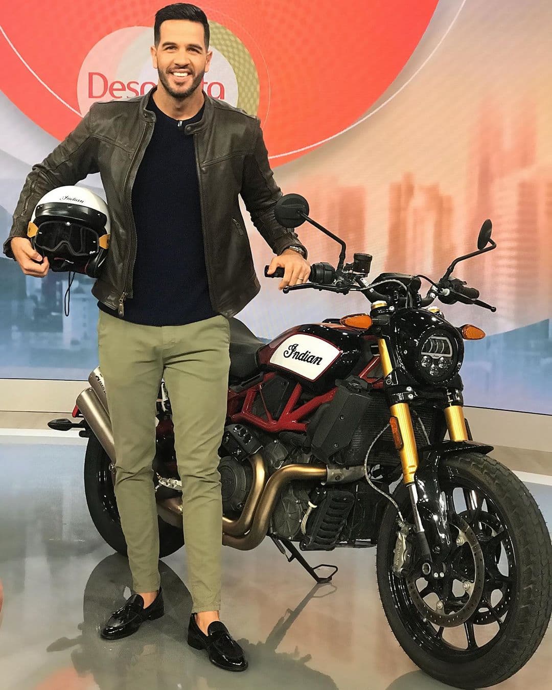 Chef Yisus suele ser versátil en su forma de vestir. Así como ha mostrado tener gustos sofisticados también ha dejado al descubierto su lado más rebelde.