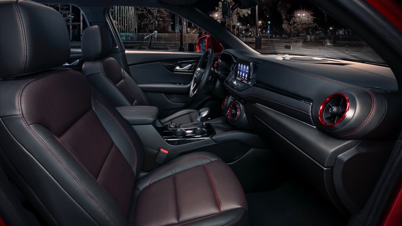 Es muy temprano para juzgar la calidad de la cabina de la Chevrolet Blazer, la cual por ahora solo hemos visto en fotos, pero por ahora podemos decir que cuenta con el lujo inherente al buen diseño. Habrá que verla en persona para juzgar sus materiales y su calidad. 
<br>
<br>Lo que si podemos asegurar es que Chevrolet no descuidó el apartado tecnológico dándole a los pasajerosconectividad Apple CarPlay y Android Auto, conexión WiFi 4G LTE, seis puertos de conexión USB, apertura del portón trasero de manos libres.