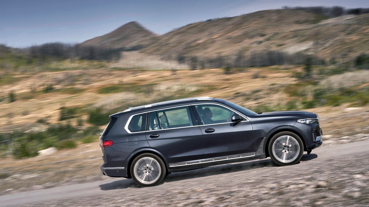 Los modelos de la X7 equipadas con el paquete de manejo dinámico cuentan también con capacidad de
<b>dirección en el eje trasero</b>, de mitigación activa de volteo y con un sistema de suspensión adaptable que ve las imperfecciones de la vía, a través de una cámara frontal, lo que le permite prepararse para enfrentarlas.