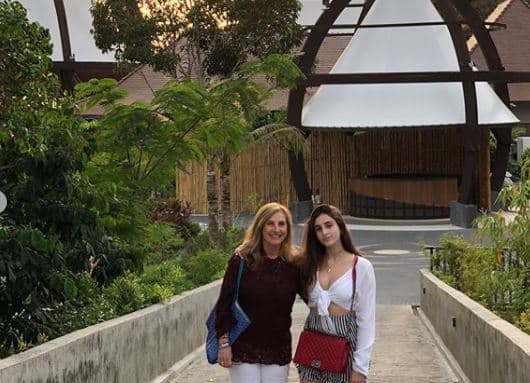 Raúl tomó esta imagen de su esposa y Mia justo antes de entrar al restaurante donde disfrutaron de una deliciosa cena tradicional.
<br>