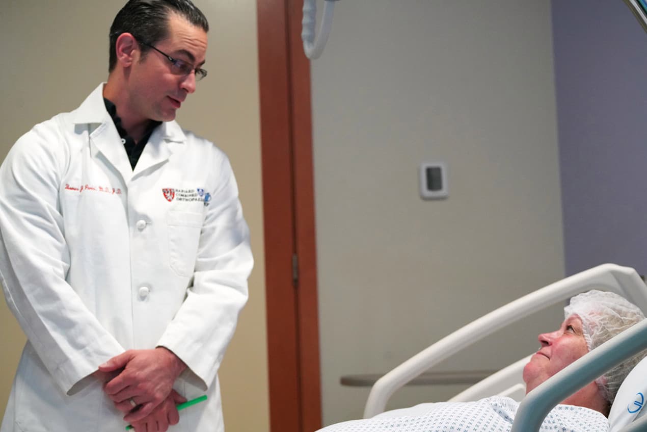 Ferguson habla con su cirujano antes de la cirugía de reemplazo de rodilla en Cancún.
<br>