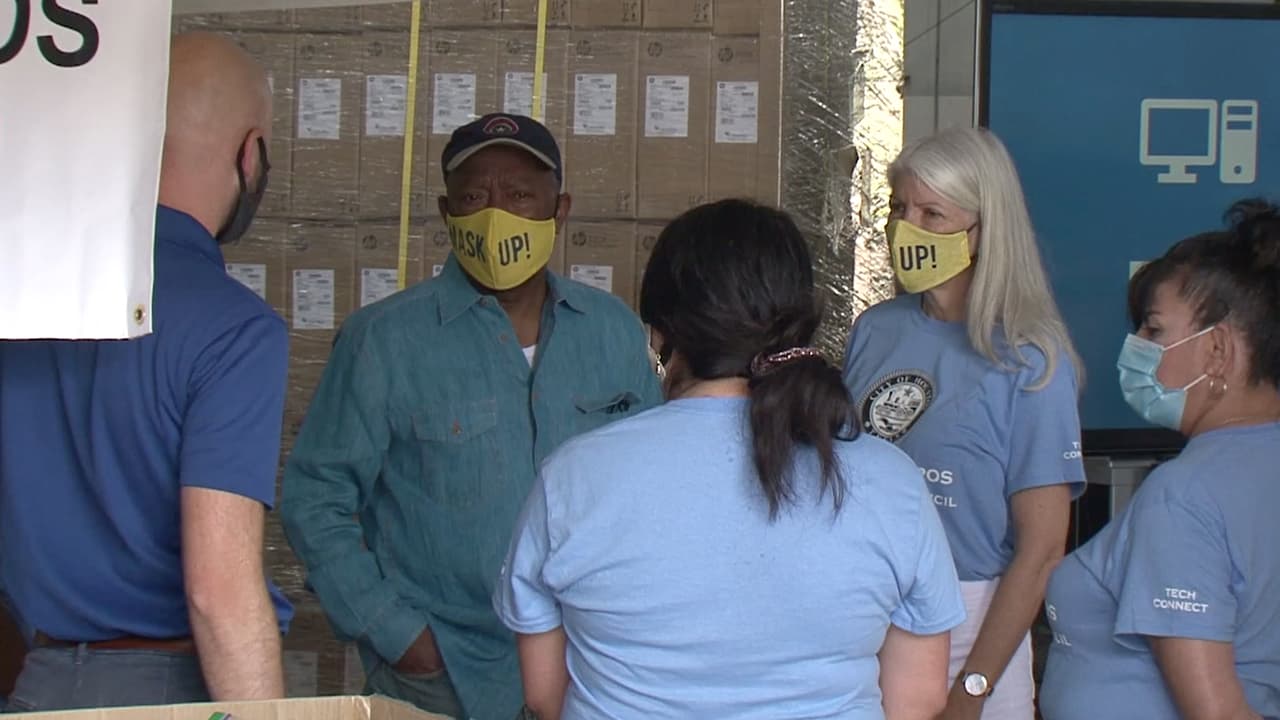 Las familias elegidas que recibieron computadoras son residentes del área noreste de la ciudad.