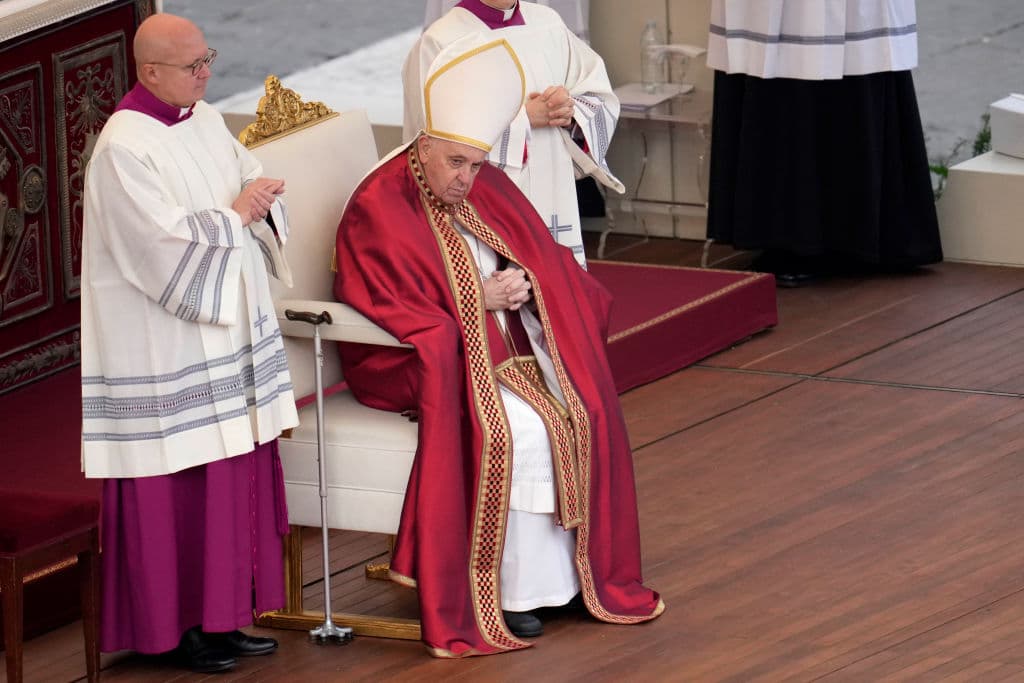 El papa Francisco presidió el 
<a href="https://www.univision.com/noticias/religion/papa-benedicto-xvi-funeral-joseph-ratzinger-vaticano" target="_blank">funeral por el papa emérito Benedicto XVI</a>, en una ceremonia pública en la plaza de San Pedro donde se congregaron desde la mañana de este jueves decenas de miles de personas.