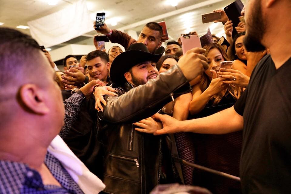 Estos son los tumultos que Gerardo Ortiz ocasiona por todos los lugares donde se para.