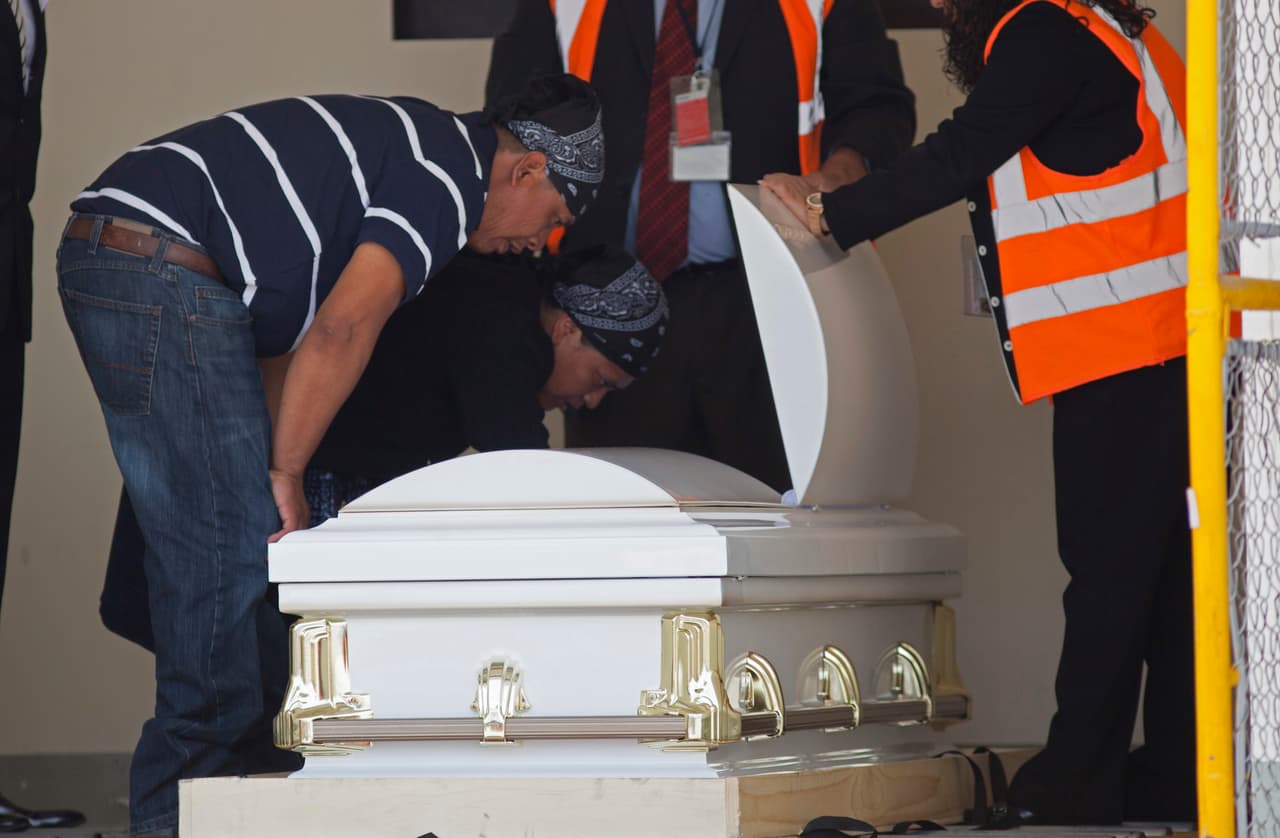 Lidia González y Gilberto Gómez ven el cadáver de su hija Claudia a su llegada al aeropuerto La Aurora en la Ciudad de Guatemala. El disparo de un agente de la Patrulla Fronteriza de EEUU terminó con la vida y el 'sueño americano' de la joven indígena guatemalteca, quien viajó buscando la oportunidad laboral que no pudo encontrar en su país.