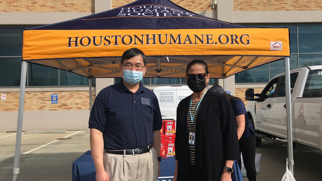 La agente Silvia Treviño del Precinto 6 del condado Harris brindó el apoyo junto con sus oficiales a Houston Humane Society.