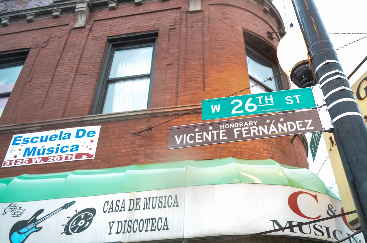 <b>"Mi corazón se queda aquí, con el pueblo de Chicago"</b>, dijo "Chente" durante la ceremonia en la que se nombro en su honor la Calle 26. Para 2012, la calle recibió el nombre de
<a href="https://www.univision.com/local/chicago-wgbo/nuevo-mural-vicente-fernandez-logan-square-chicago-fotos">Avenida Vicente Fernández</a>.
