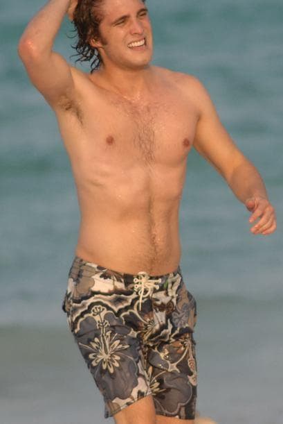 <b><a href="http://www.univision.com/temas/diego-boneta">Diego</a></b> grabó dos discos "Diego" (2005), mientras participaba en la exitosa telenovela 'Rebelde' e "Indigo" en 2008.