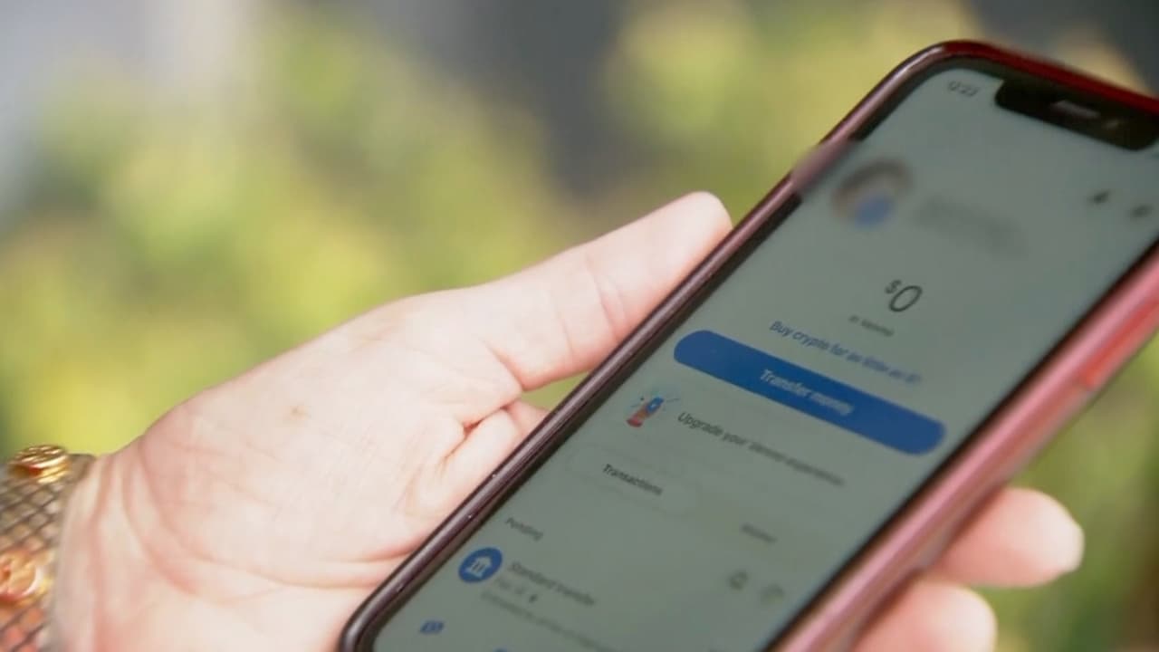 <b>En video: <b>Niño pide un celular prestado a una mujer y le roba casi 4,000 dólares mediante Venmo</b></b>
<br>
<br>Un adolescente pidió prestado un celular a una mujer y se transfirió casi 4,000 dólares mediante una aplicación de pagos. La mujer cree que es una nueva forma de estafa y sugiere estar atentos para evitar estos robos.