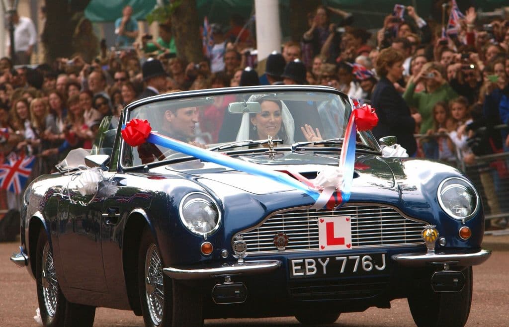Dentro de la colección de la realeza británica también existen otros autos de lujo como el 
<b>Bentley State Limousine </b>de la reina Isabel II o el 
<b>Aston Martin DB6</b> del Príncipe Carlos que manejó el príncipe William el día de su boda, detalla People.
<br>