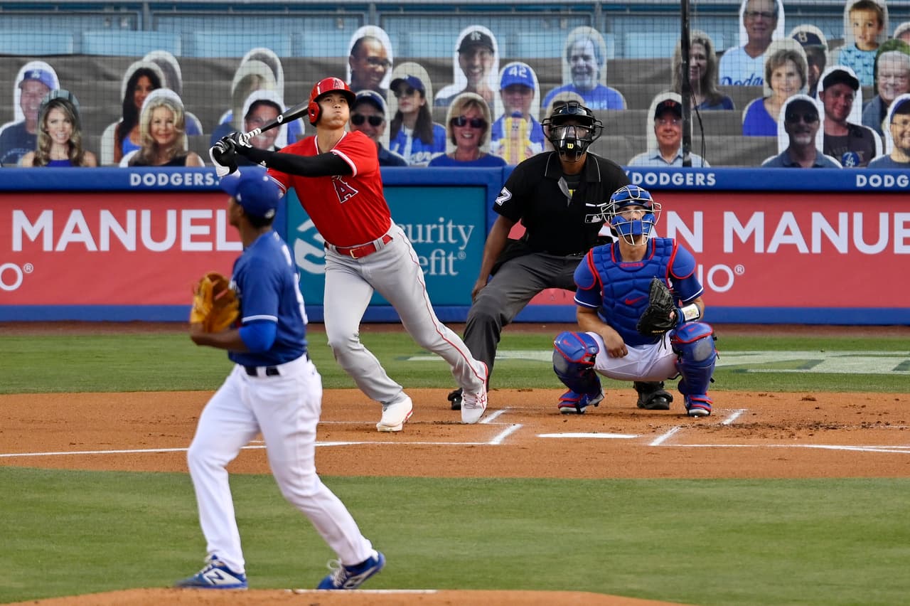 <b>13.- Competencias deportivas sin fanáticos:</b>
<br>Este año, los Dodgers y los Lakers los equipos deportivos más populares de Los Ángeles se convirtieron en campeones en sus correspondientes ligas. Sin embargo todos los partidos debieron jugarse con los estadios vacíos, fanaticos de cartón o en pantallas, una experiencia nunca vista en Los Ángeles.
<br>