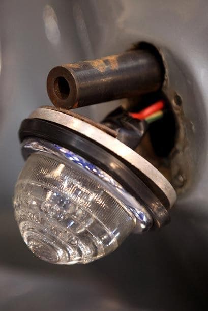 El auto era un verdadero arsenal sobre ruedas; incluso tenía ametralladoras en las luces intermitentes.