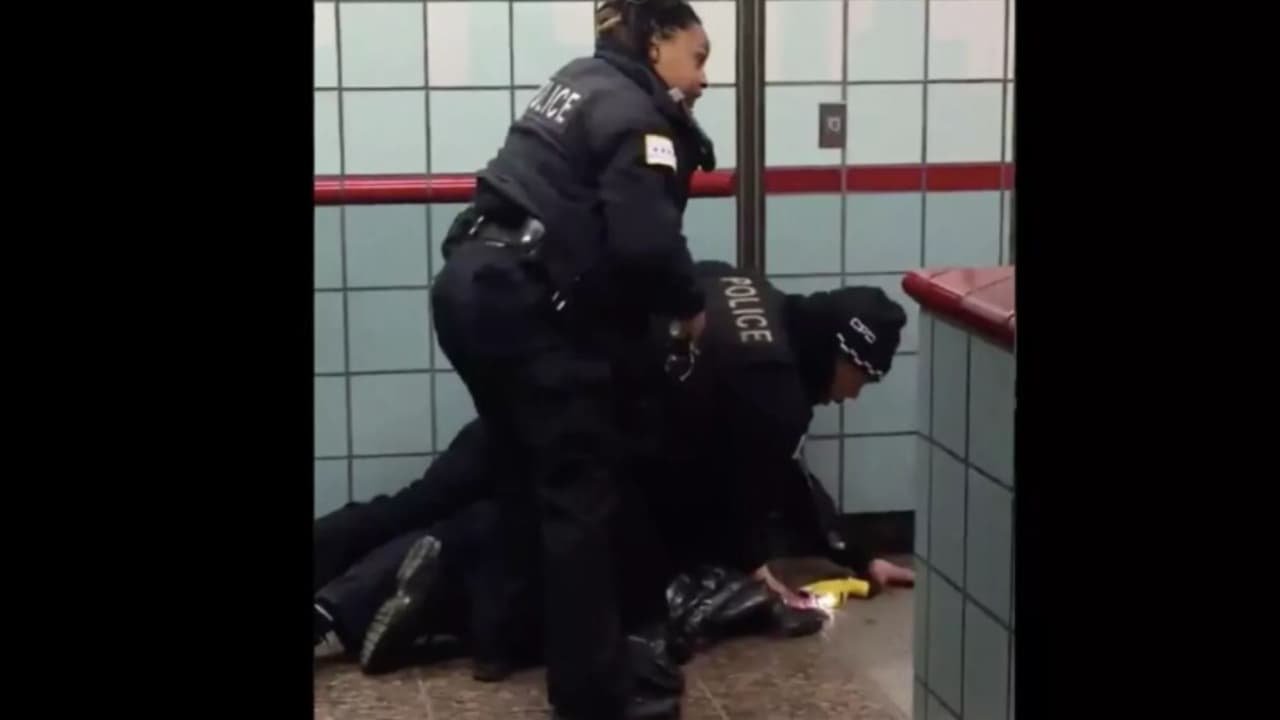 Juez absuelve a policía de Chicago por dispararle a un hombre en una estación de la CTA 
