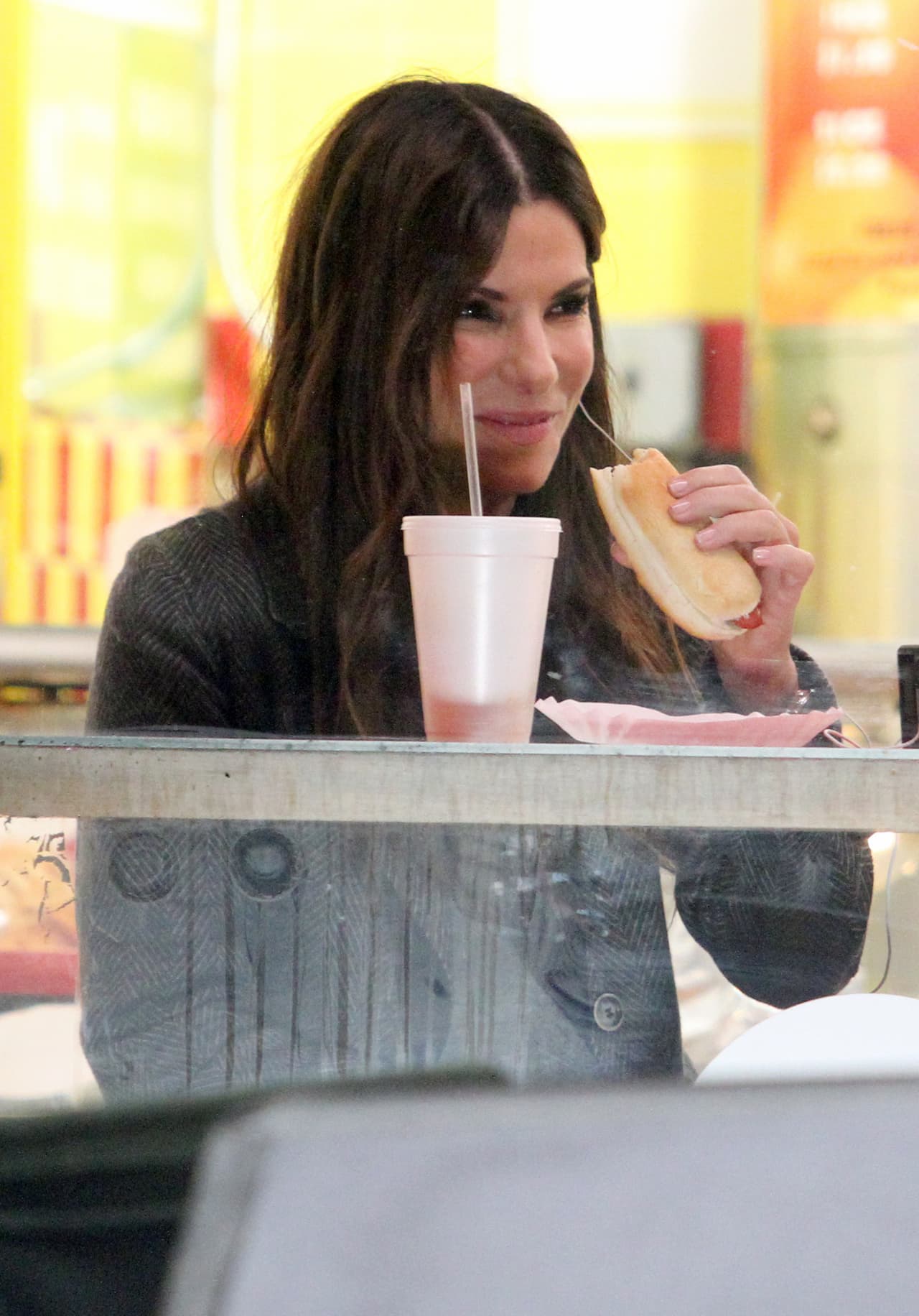 Sandra no evitaba reírse entre tantos bocados. ¿Cuántos hot dogs habrá tenido que morder?