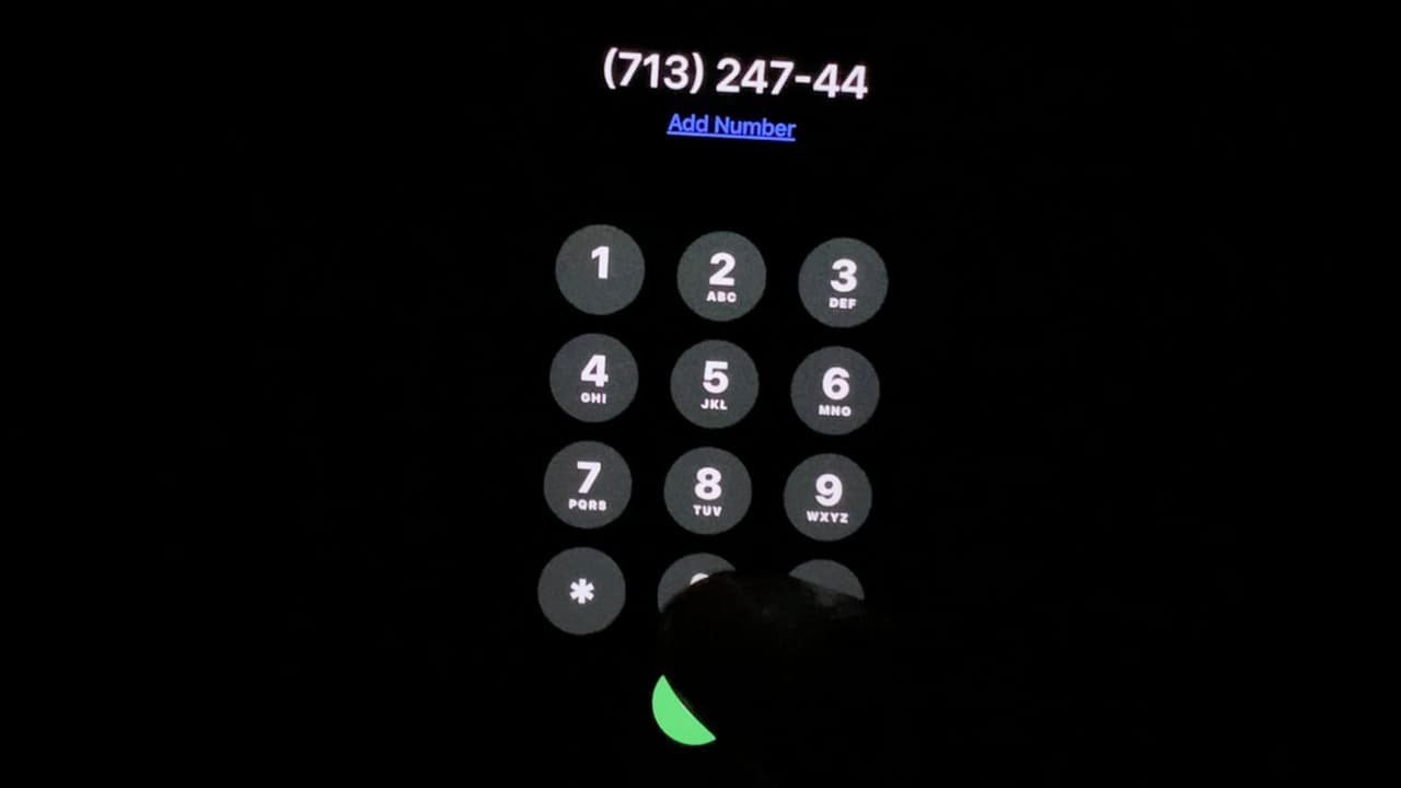 Si tienes dudas en cuanto a la identidad de la persona que te está tocando la puerta, puedes preguntarles el número de teléfono de su supervisor y llamarle para asegurarte de que sea un oficial legítimo.