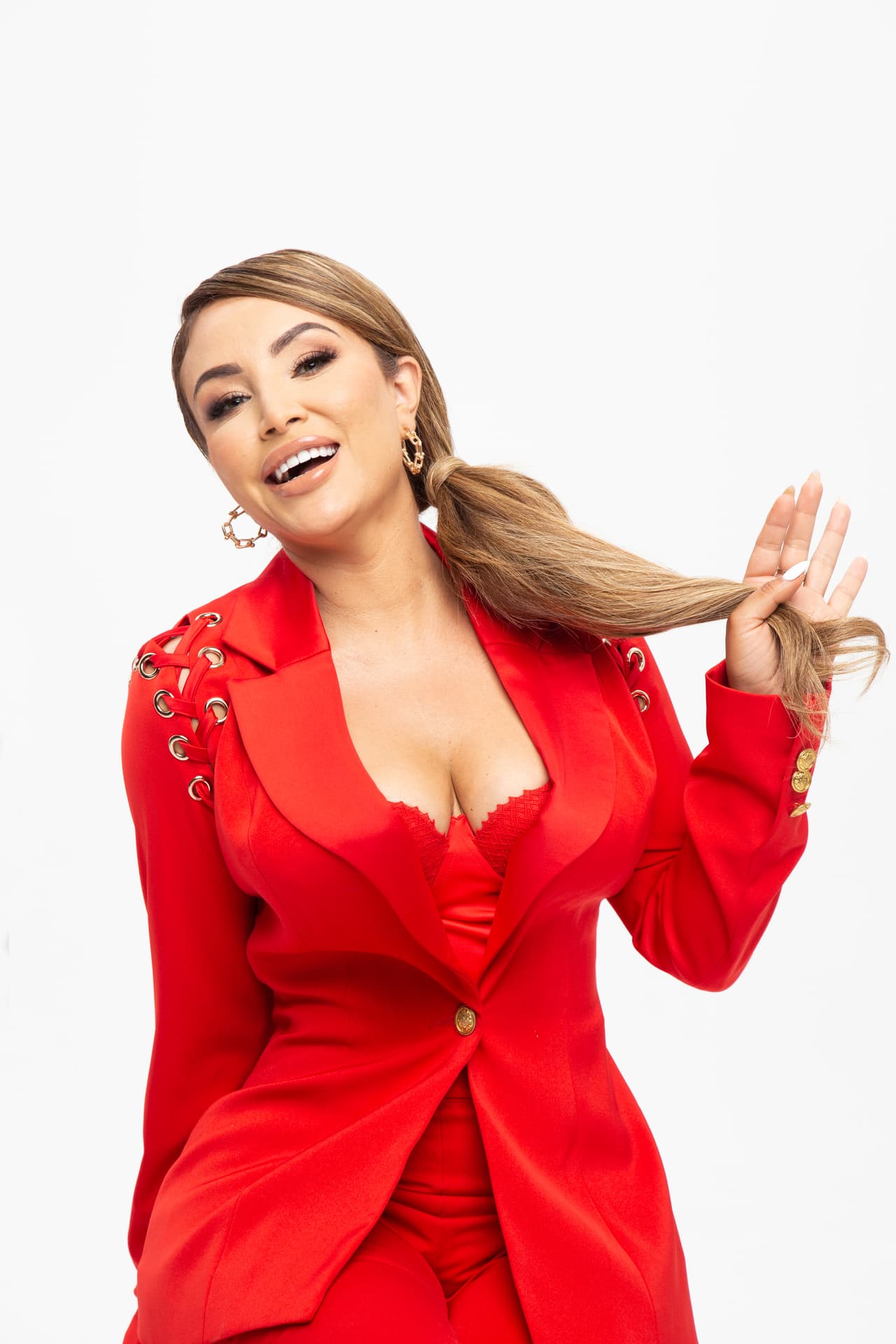 La Bronquita se dejó ver muy sensual y elegante; con ese conjunto rojo se robó las miradas de todos.