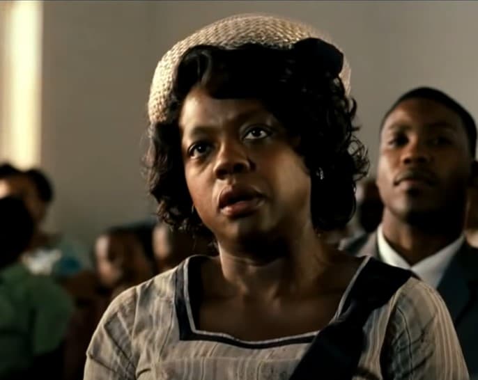 Sin embargo, esto cambia cuando se muestra que van a la iglesia. Ahí lucen con prendas elegantes, con maquillaje y accesorios de más. Esto debido a que se busca expresar su verdadero ser, el cual reprimen por todas las normas racistas de la época.