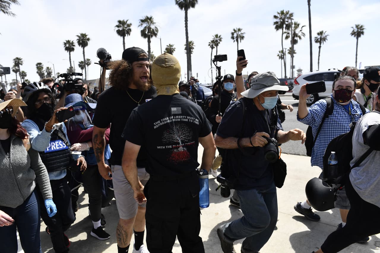 Más de 200 manifestantes y contramanifestantes, se habían reunido en el muelle de la ciudad a partir de las 11 a.m. del domingo, dos horas antes del mitin programado “WLM”' a la 1 pm.
<br>
