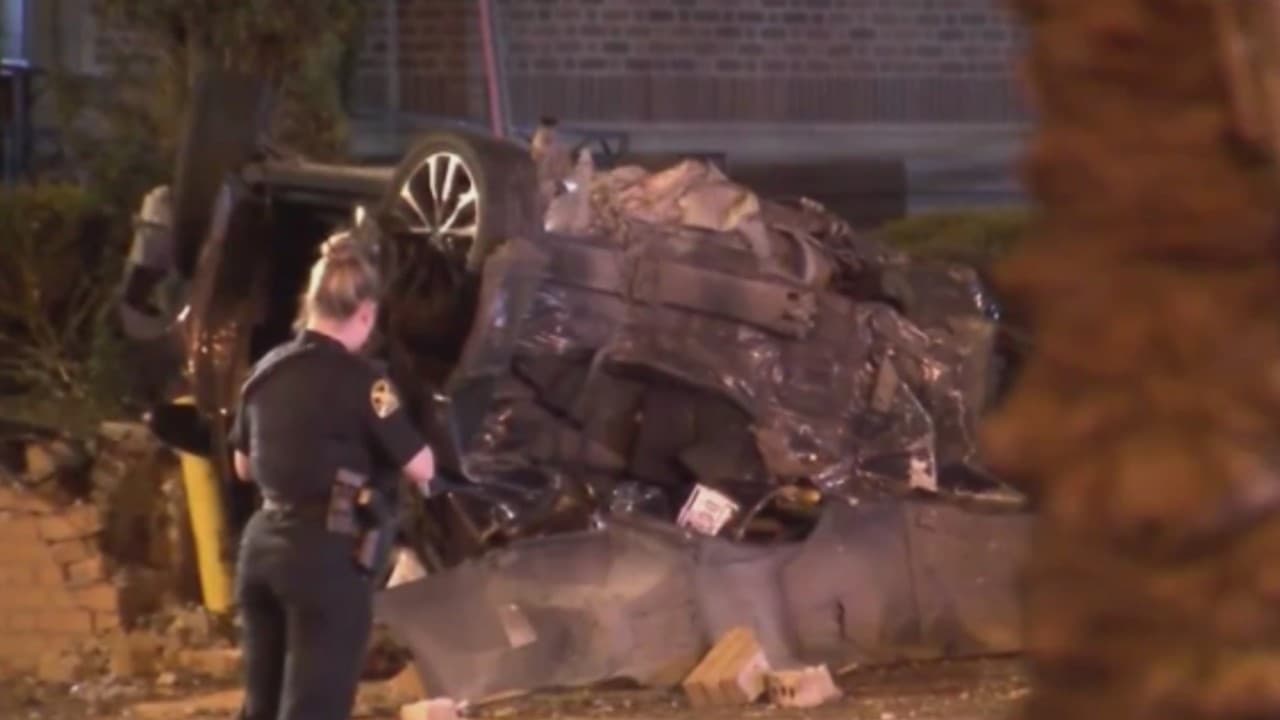 Auto vuelca y termina aplastado en una iglesia de St. Pete; un muerto