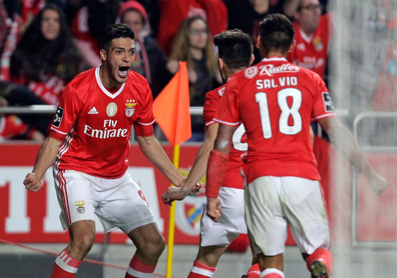 Algunos goles de Jiménez fueron claves, como el del triunfo 2-1 en el Clásico de la Capital conra Sporting de Lisboa en el 2-1 en el Estadio de La Luz en la jornada 13. Esa victoria fue determinante, pues en la fecha anterior las 'Águilas' habían perdido y Porto estaba cerca en la clasificación general.