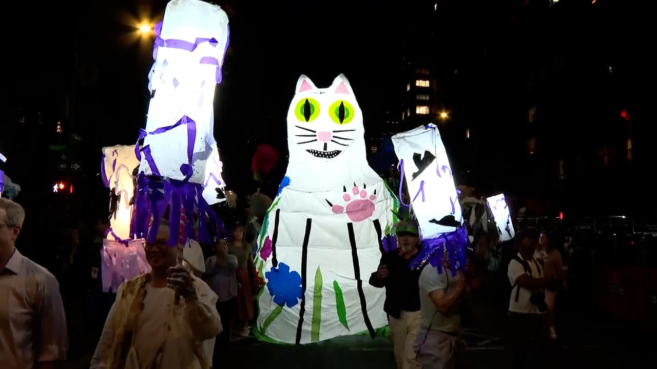 Esto por la 
<b>celebración del tradicional desfile de Halloween</b> que año con año se celebra en este sector de Manhattan.
<br>