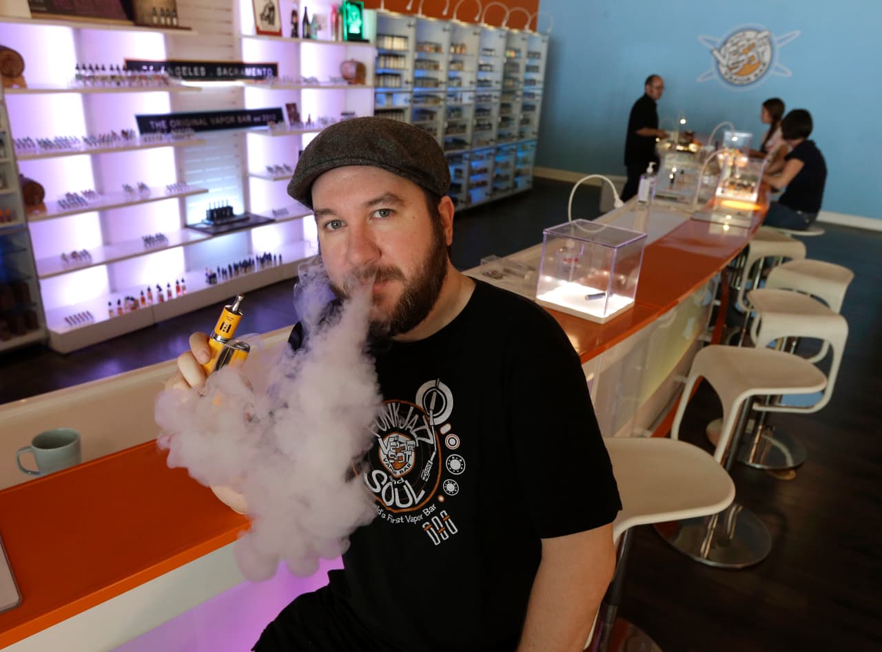 <b>5. Los cigarrillos electrónicos que no contienen nicotina son inofensivos.</b>
<br>Un estudio de 2014 encontró que hay grandes inconsistencias entre los niveles de nicotina presentes y los que se mencionan en la etiqueta, dice la 
<a href="http://www.lung.org/stop-smoking/smoking-facts/myths-and-facts-about-e-cigs.html?referrer=https://www.google.com/">American Lung Association</a>. Además, los cigarrillos electrónicos tienen muchos otros químicos.