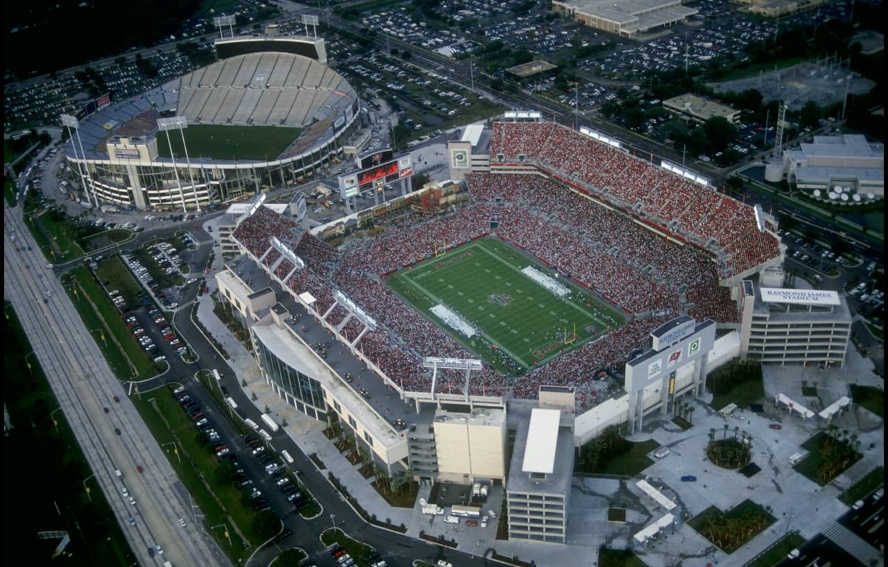 El Raymond James fue inaugurado en 1998 y tiene capacidad para entre 65,000 y 75,000 personas.