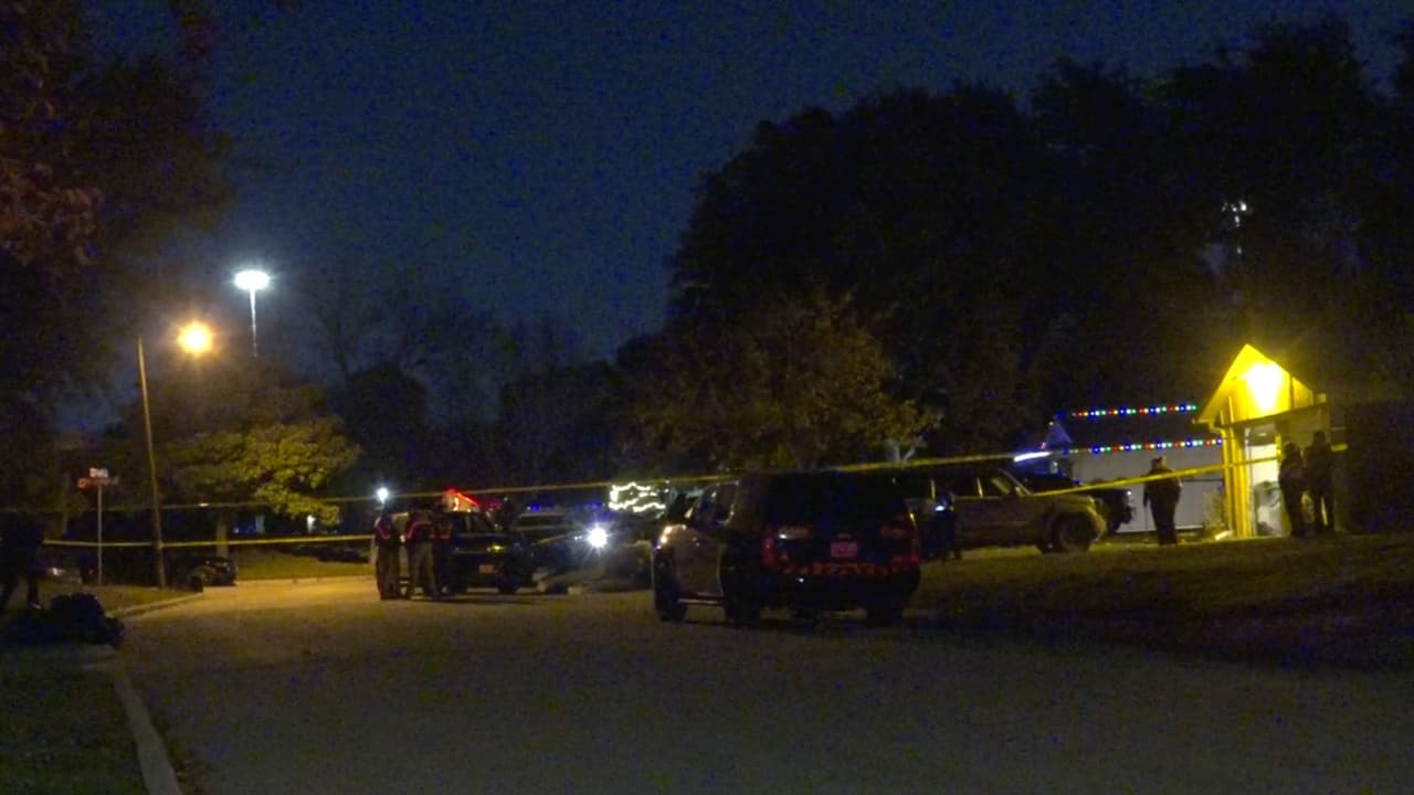 El nombre de la fallecida no se hará público hasta que se haya notificado a los familiares. El departamento policial h
<b>a puesto al oficial que efectuó el disparo en licencia administrativa de rutina</b> mientras se lleva a cabo la investigación correspondiente.